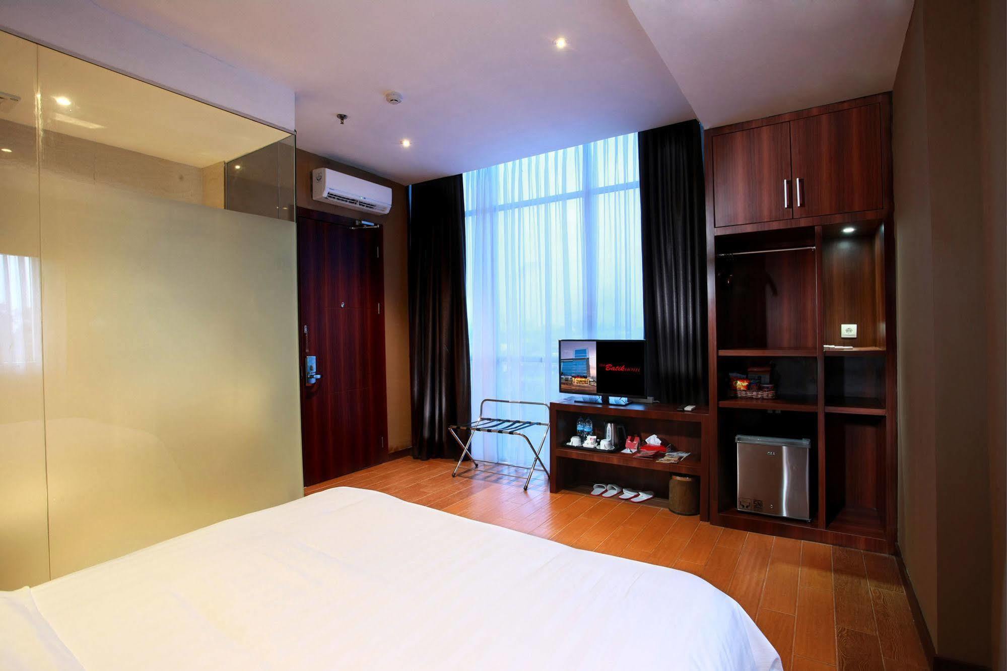 The Batik Hotel Medan Exterior photo